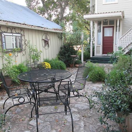 Carriage House Fredericksburg Bed and Breakfast Exterior foto