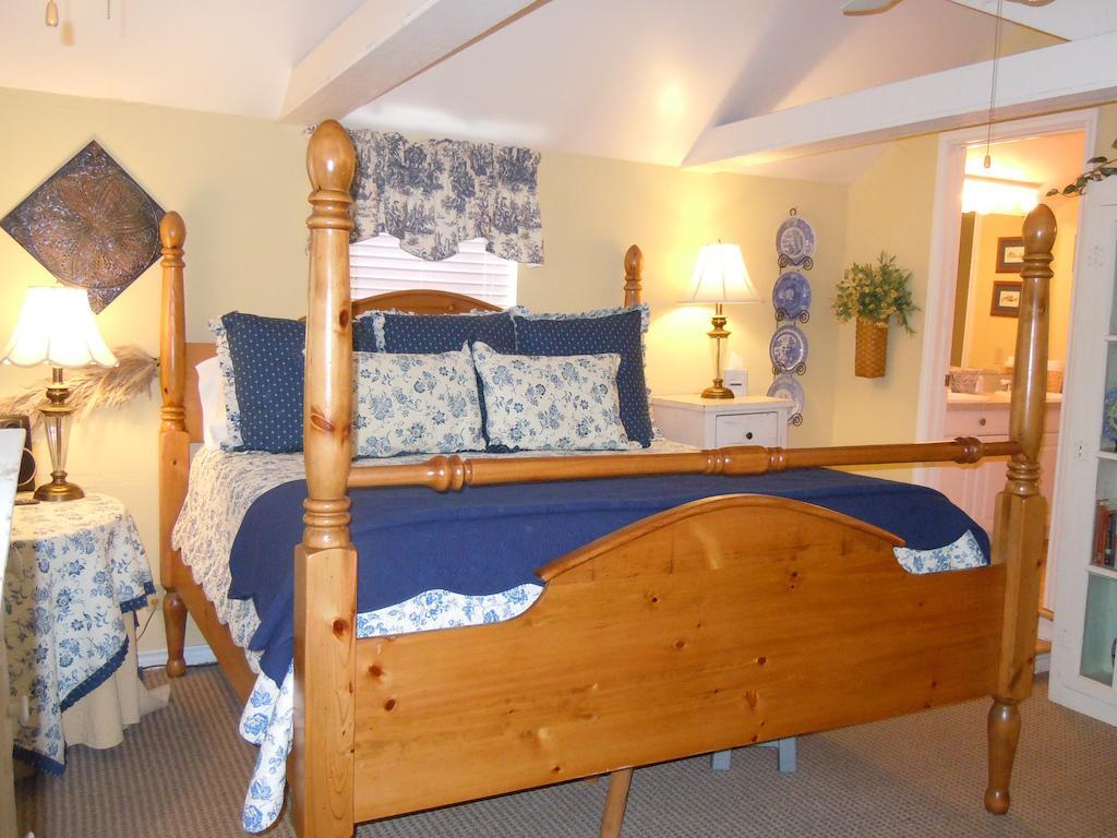 Carriage House Fredericksburg Bed and Breakfast Habitación foto
