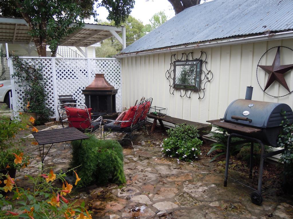 Carriage House Fredericksburg Bed and Breakfast Exterior foto