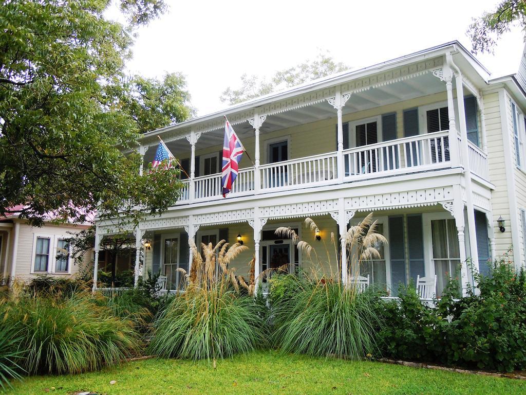 Carriage House Fredericksburg Bed and Breakfast Exterior foto