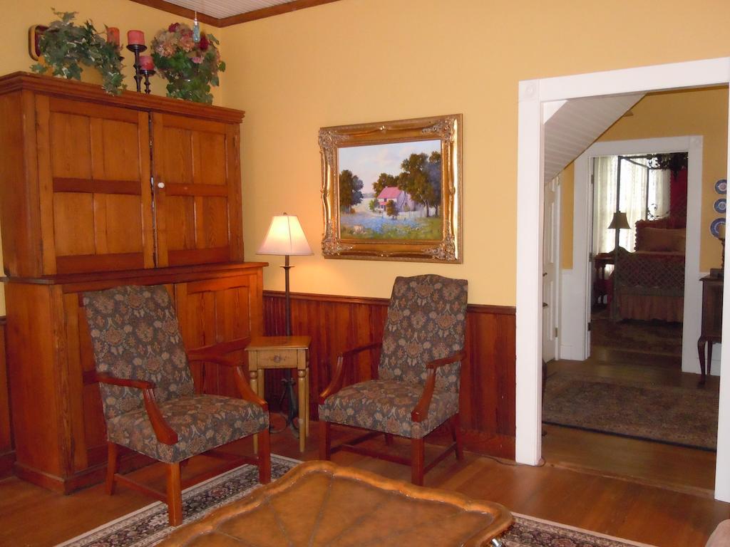 Carriage House Fredericksburg Bed and Breakfast Exterior foto