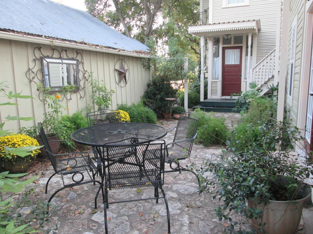 Carriage House Fredericksburg Bed and Breakfast Exterior foto